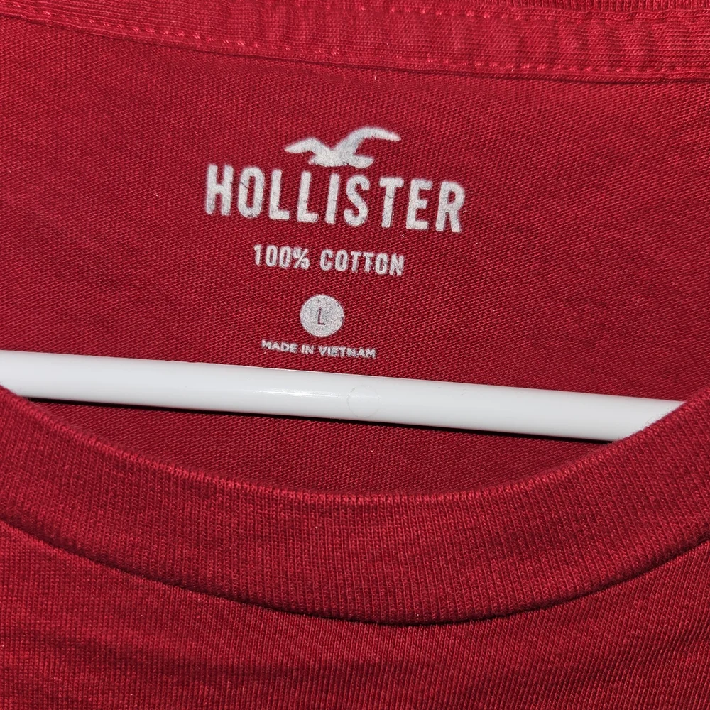 Hollister California Red Graphic T-Shirt - Picture 2 of 3